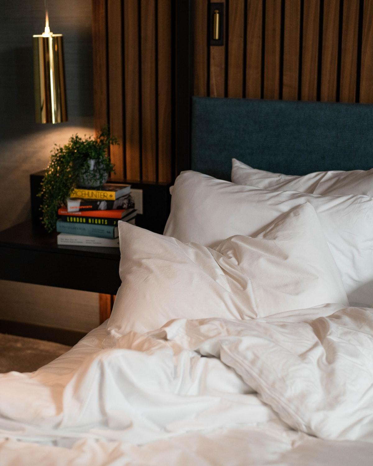 Middle Eight - Covent Garden - Preferred Hotels And Resorts London Bagian luar foto A bed with pillows