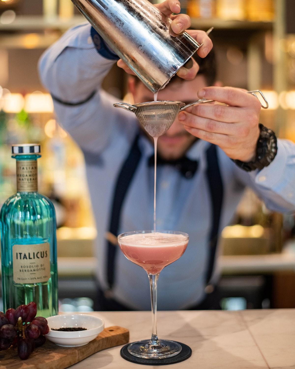 Middle Eight - Covent Garden - Preferred Hotels And Resorts London Bagian luar foto A bartender straining a cocktail