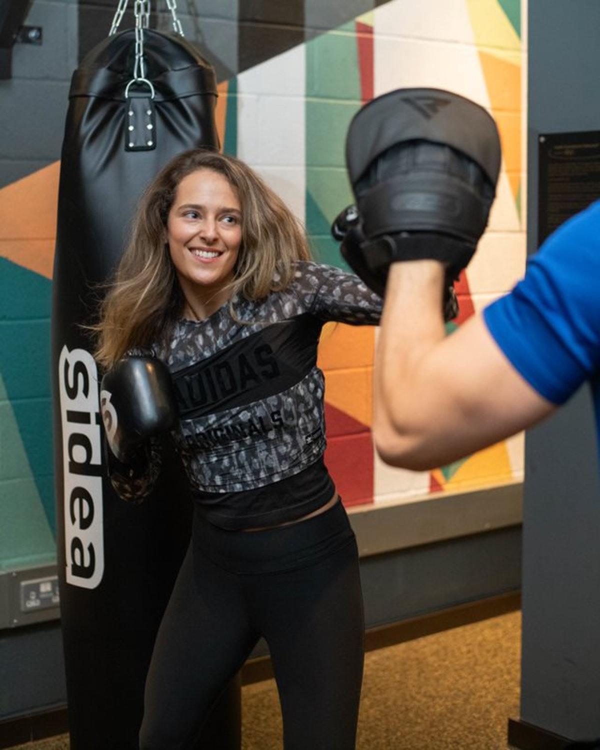 Middle Eight - Covent Garden - Preferred Hotels And Resorts London Bagian luar foto A woman training with a heavy bag