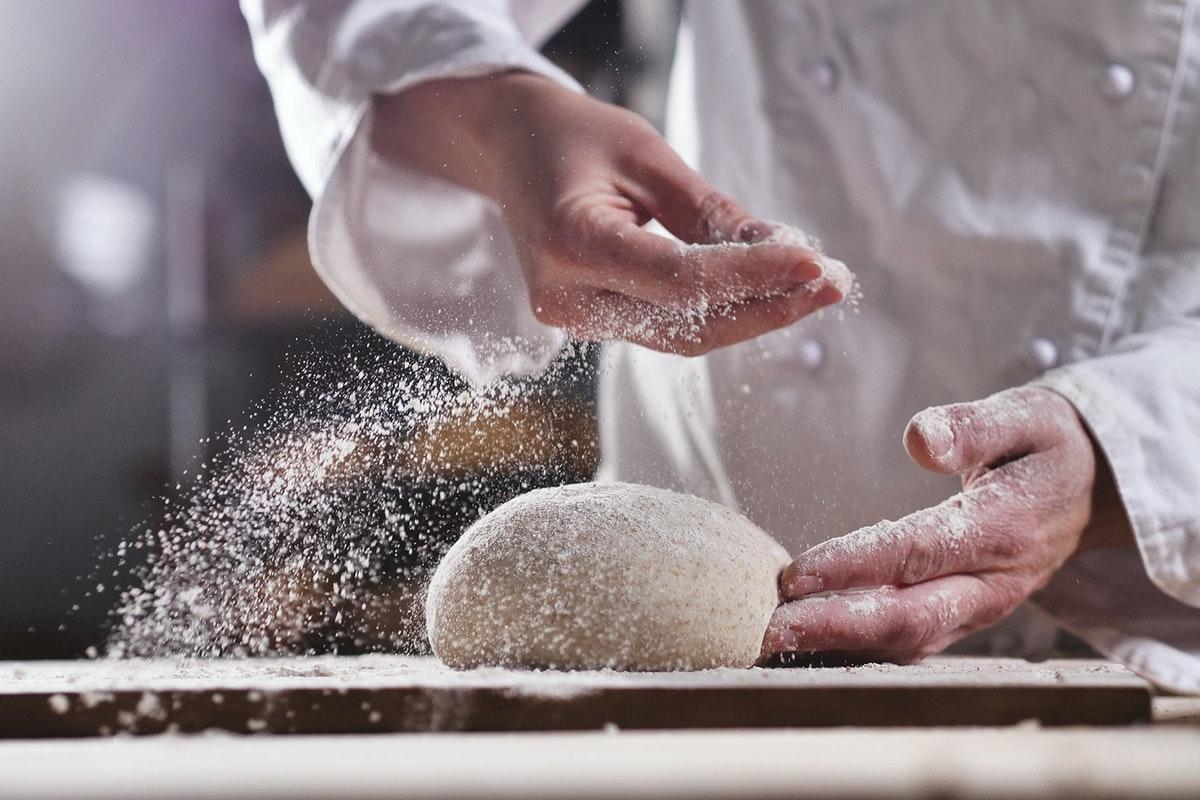 Middle Eight - Covent Garden - Preferred Hotels And Resorts London Bagian luar foto Baker dusting a ball of bread dough with flour