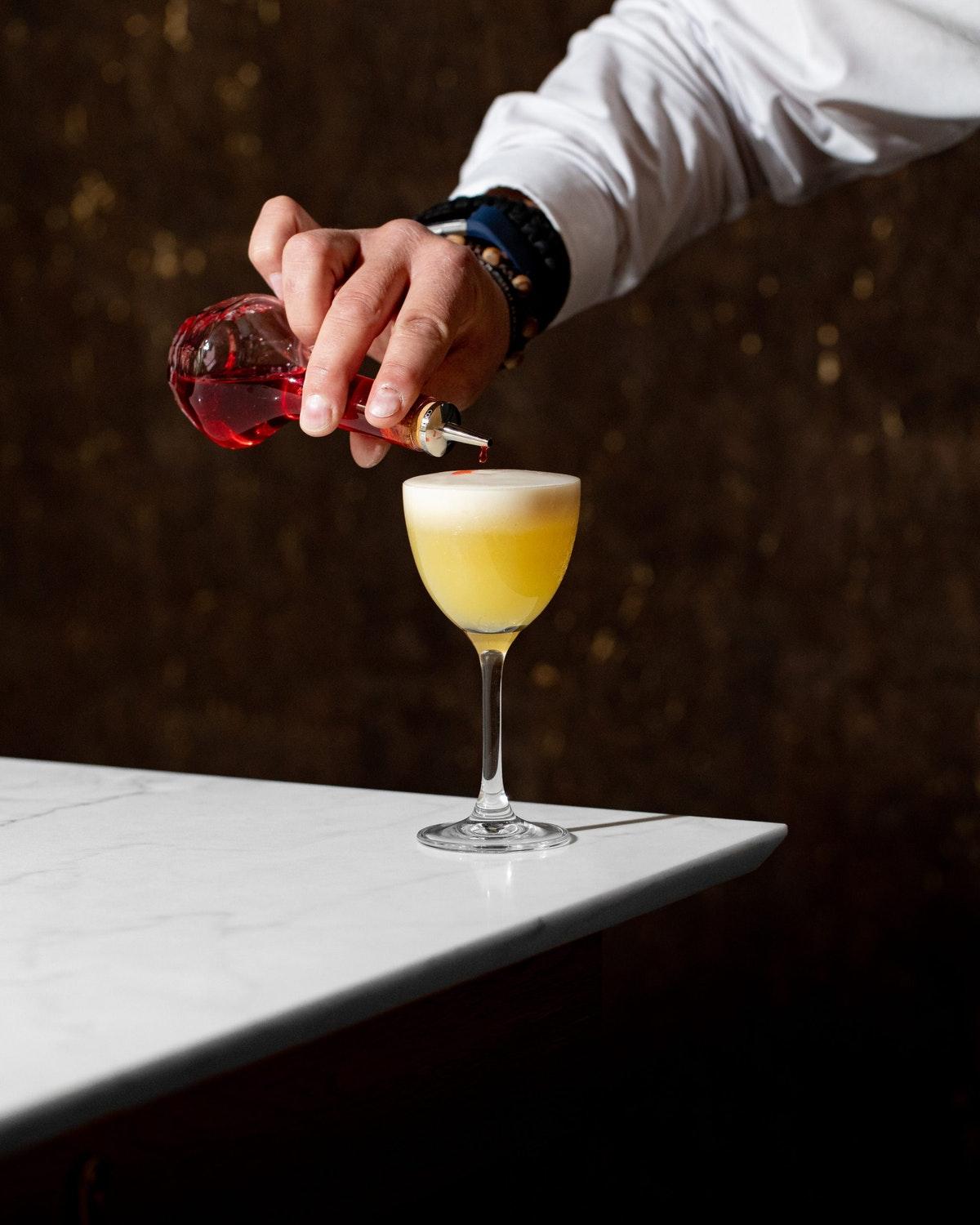 Middle Eight - Covent Garden - Preferred Hotels And Resorts London Bagian luar foto A bartender topping a cocktail with a dash of Angostura Aromatic Bitters