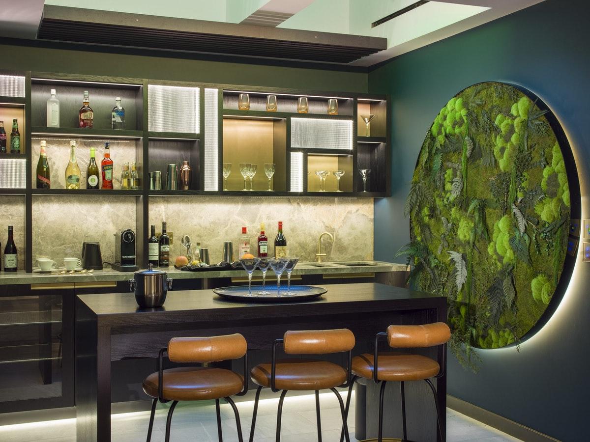 Middle Eight - Covent Garden - Preferred Hotels And Resorts London Bagian luar foto A living wall in a bar