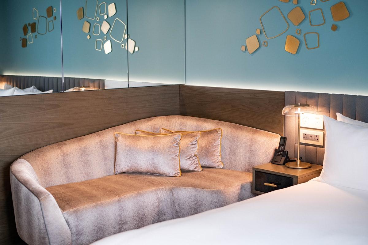 Middle Eight - Covent Garden - Preferred Hotels And Resorts London Bagian luar foto A sofa in a hotel room