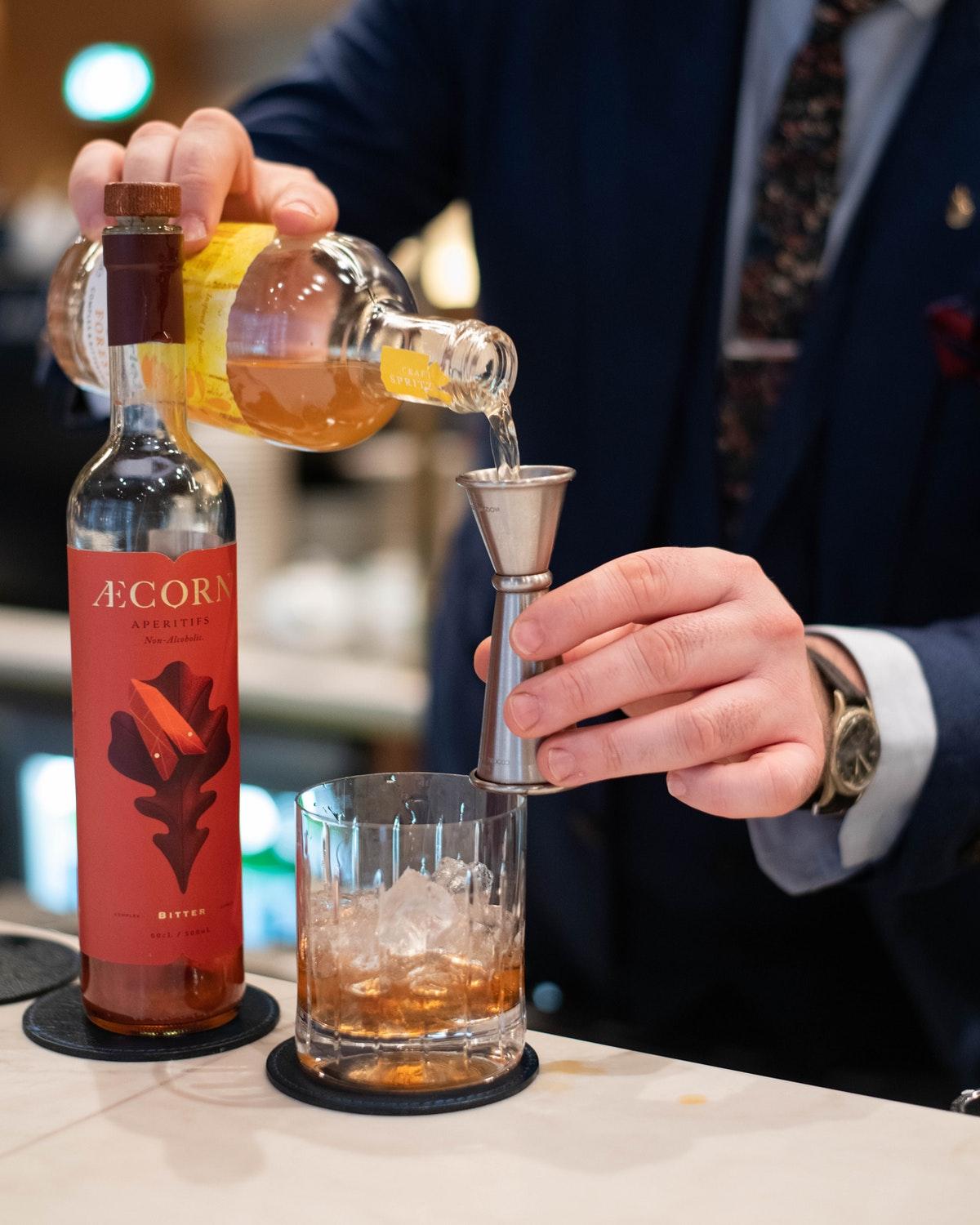 Middle Eight - Covent Garden - Preferred Hotels And Resorts London Bagian luar foto A bartender using a jigger to measure a pour