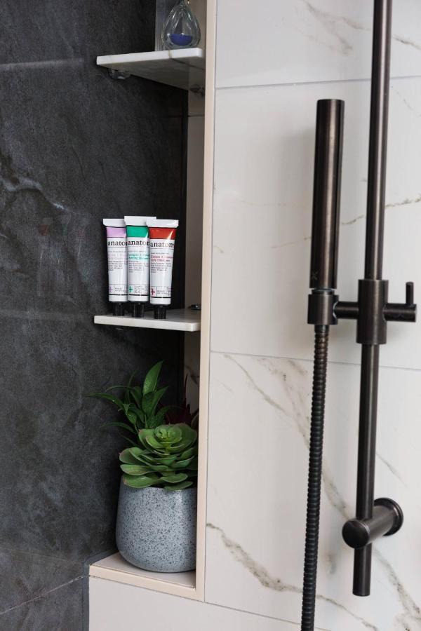 Middle Eight - Covent Garden - Preferred Hotels And Resorts London Bagian luar foto Showering with shower gel